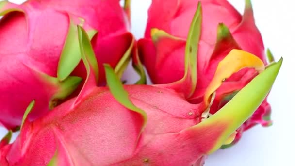 Fruta de dragón madura roja aislada sobre fondo blanco — Vídeos de Stock