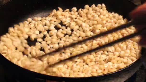Жареная кукуруза — стоковое видео