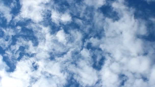 Облака в небе — стоковое видео