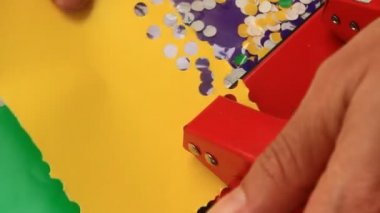 Kağıt Delme kullanarak ele 