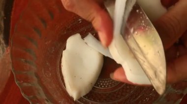 Doğranmış hindistancevizi eller