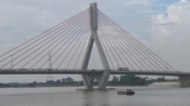 Vietnam 'da nehir üzerindeki modern köprü