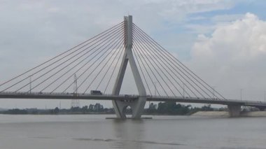 Vietnam 'da nehir üzerindeki modern köprü