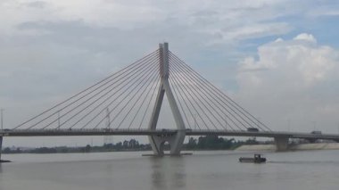 Vietnam 'da nehir üzerindeki modern köprü