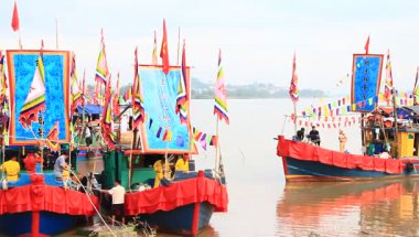 Vietnam 'daki geleneksel bir festivalde nehirde tekneyle yapılan eski savaşların canlandırılması.