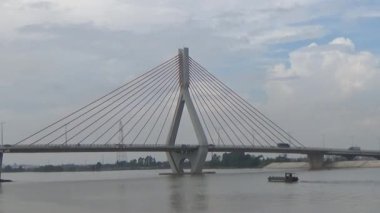 Vietnam 'da nehir üzerindeki modern köprü