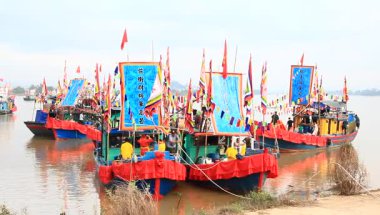 Vietnam 'daki geleneksel bir festivalde nehirde tekneyle yapılan eski savaşların canlandırılması.