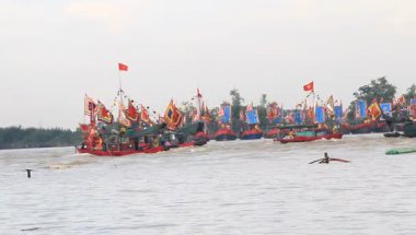 Vietnam 'daki geleneksel bir festivalde nehirde tekneyle yapılan eski savaşların canlandırılması.
