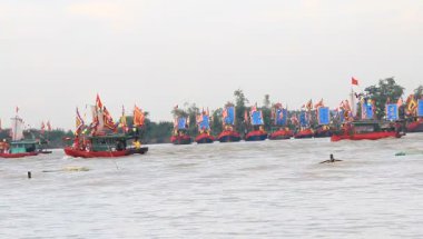 Vietnam 'daki geleneksel bir festivalde nehirde tekneyle yapılan eski savaşların canlandırılması.