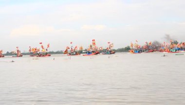 Vietnam 'daki geleneksel bir festivalde nehirde tekneyle yapılan eski savaşların canlandırılması.