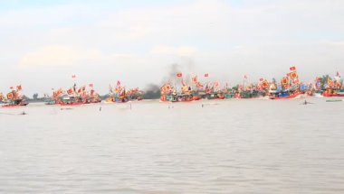 Vietnam 'daki geleneksel bir festivalde nehirde tekneyle yapılan eski savaşların canlandırılması.