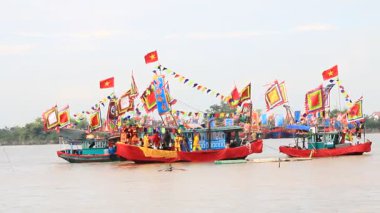 Vietnam 'daki geleneksel bir festivalde nehirde tekneyle yapılan eski savaşların canlandırılması.