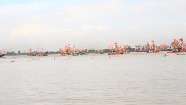 Vietnam 'daki geleneksel bir festivalde nehirde tekneyle yapılan eski savaşların canlandırılması.