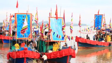 Vietnam 'daki geleneksel bir festivalde nehirde tekneyle yapılan eski savaşların canlandırılması.