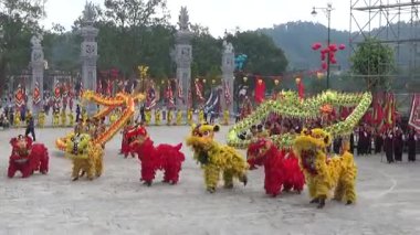 Ejderha dansı, aslan dansı Vietnam 'da geleneksel festivalde