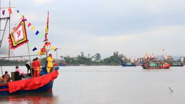 Vietnam 'daki geleneksel bir festivalde nehirde tekneyle yapılan eski savaşların canlandırılması.