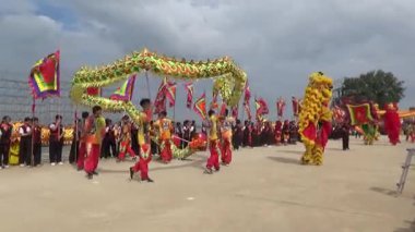 Ejderha dansı, aslan dansı Vietnam 'da geleneksel festivalde