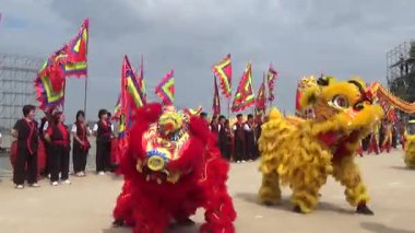 Ejderha dansı, aslan dansı Vietnam 'da geleneksel festivalde