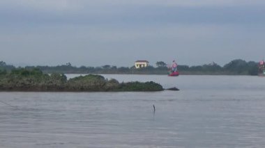 Vietnam 'daki geleneksel bir festivalde nehirde tekneyle yapılan eski savaşların canlandırılması.