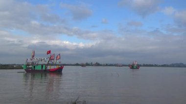 Vietnam 'daki geleneksel bir festivalde nehirde tekneyle yapılan eski savaşların canlandırılması.