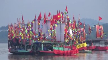 Vietnam 'daki geleneksel bir festivalde nehirde tekneyle yapılan eski savaşların canlandırılması.