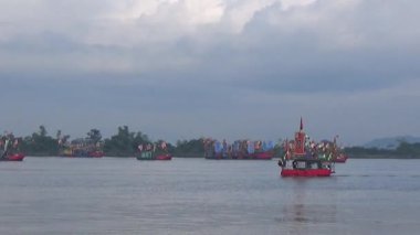 Vietnam 'daki geleneksel bir festivalde nehirde tekneyle yapılan eski savaşların canlandırılması.