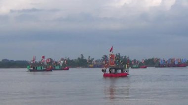 Vietnam 'daki geleneksel bir festivalde nehirde tekneyle yapılan eski savaşların canlandırılması.