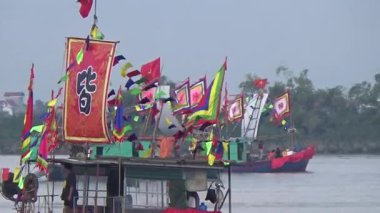 Vietnam 'daki geleneksel bir festivalde nehirde tekneyle yapılan eski savaşların canlandırılması.