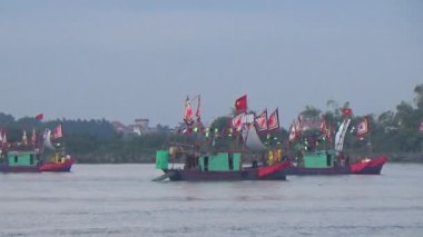 Vietnam 'daki geleneksel bir festivalde nehirde tekneyle yapılan eski savaşların canlandırılması.