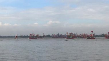 Vietnam 'daki geleneksel bir festivalde nehirde tekneyle yapılan eski savaşların canlandırılması.