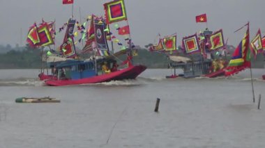 Vietnam 'daki geleneksel bir festivalde nehirde tekneyle yapılan eski savaşların canlandırılması.