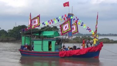 Vietnam 'daki geleneksel bir festivalde nehirde tekneyle yapılan eski savaşların canlandırılması.