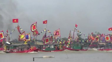 Vietnam 'daki geleneksel bir festivalde nehirde tekneyle yapılan eski savaşların canlandırılması.