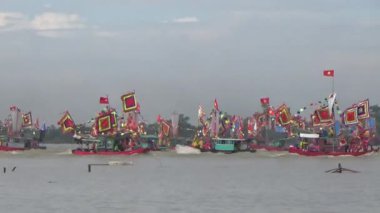 Vietnam 'daki geleneksel bir festivalde nehirde tekneyle yapılan eski savaşların canlandırılması.