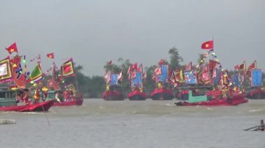 Vietnam 'daki geleneksel bir festivalde nehirde tekneyle yapılan eski savaşların canlandırılması.