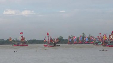 Vietnam 'daki geleneksel bir festivalde nehirde tekneyle yapılan eski savaşların canlandırılması.