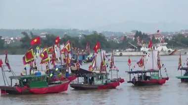 Vietnam 'daki geleneksel bir festivalde nehirde tekneyle yapılan eski savaşların canlandırılması.