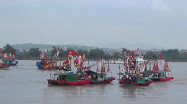 Vietnam 'daki geleneksel bir festivalde nehirde tekneyle yapılan eski savaşların canlandırılması.