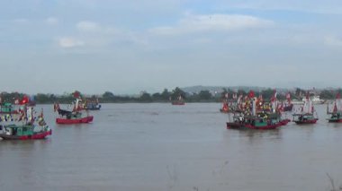 Vietnam 'daki geleneksel bir festivalde nehirde tekneyle yapılan eski savaşların canlandırılması.