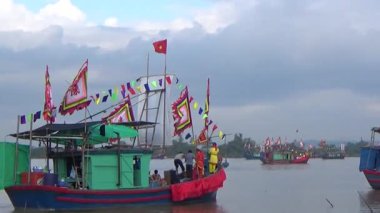 Vietnam 'daki geleneksel bir festivalde nehirde tekneyle yapılan eski savaşların canlandırılması.