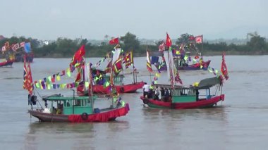 Vietnam 'daki geleneksel bir festivalde nehirde tekneyle yapılan eski savaşların canlandırılması.