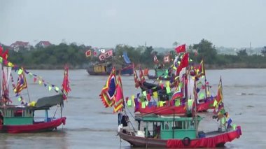 Vietnam 'daki geleneksel bir festivalde nehirde tekneyle yapılan eski savaşların canlandırılması.