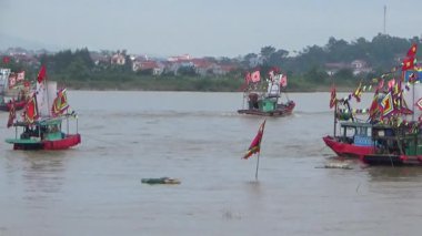Vietnam 'daki geleneksel bir festivalde nehirde tekneyle yapılan eski savaşların canlandırılması.