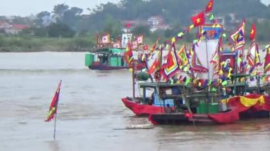 Vietnam 'daki geleneksel bir festivalde nehirde tekneyle yapılan eski savaşların canlandırılması.