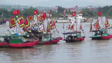Vietnam 'daki geleneksel bir festivalde nehirde tekneyle yapılan eski savaşların canlandırılması.
