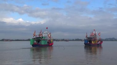 Vietnam 'daki geleneksel bir festivalde nehirde tekneyle yapılan eski savaşların canlandırılması.