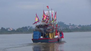 Vietnam 'daki geleneksel bir festivalde nehirde tekneyle yapılan eski savaşların canlandırılması.