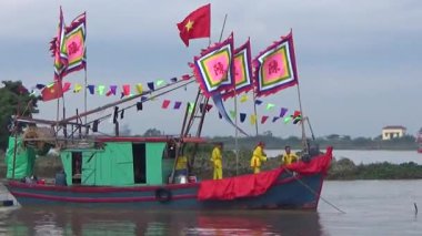 Vietnam 'daki geleneksel bir festivalde nehirde tekneyle yapılan eski savaşların canlandırılması.