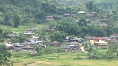 Vietnam dağlarındaki köy.