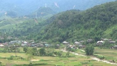 Vietnam dağlarındaki köy.
